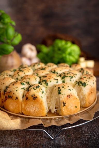 Zdjęcie - Drożdżowe kulki z serem - Przepisy kulinarne ze zdjęciami