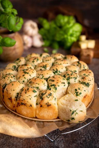 Zdjęcie - Drożdżowe kulki z serem - Przepisy kulinarne ze zdjęciami