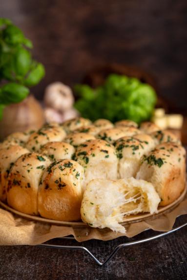 Zdjęcie - Drożdżowe kulki z serem - Przepisy kulinarne ze zdjęciami