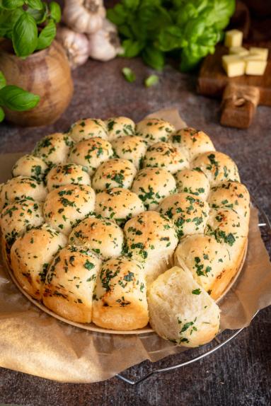 Zdjęcie - Drożdżowe kulki z serem - Przepisy kulinarne ze zdjęciami