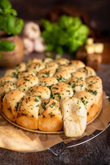 Zdjęcie - Drożdżowe kulki z serem - Przepisy kulinarne ze zdjęciami