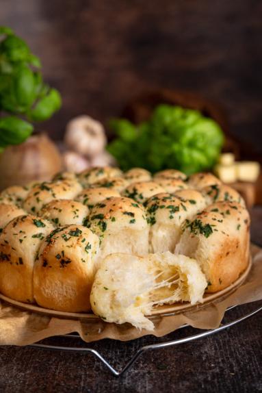 Zdjęcie - Drożdżowe kulki z serem - Przepisy kulinarne ze zdjęciami