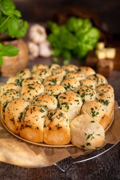 Zdjęcie - Drożdżowe kulki z serem - Przepisy kulinarne ze zdjęciami