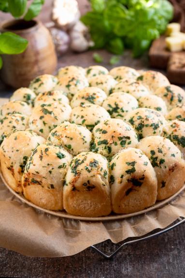 Zdjęcie - Drożdżowe kulki z serem - Przepisy kulinarne ze zdjęciami