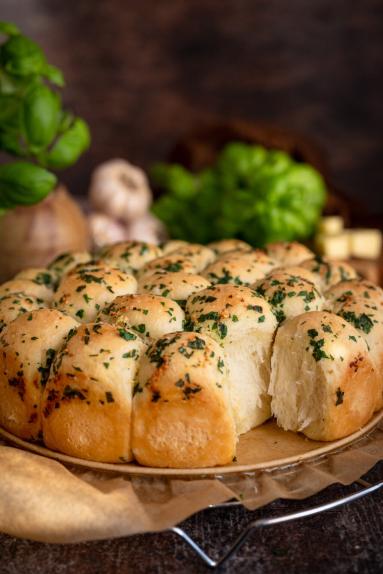 Zdjęcie - Drożdżowe kulki z serem - Przepisy kulinarne ze zdjęciami