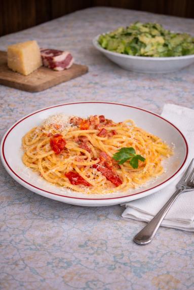 Zdjęcie - Spaghetti z pancettą i czerwoną papryką - Przepisy kulinarne ze zdjęciami
