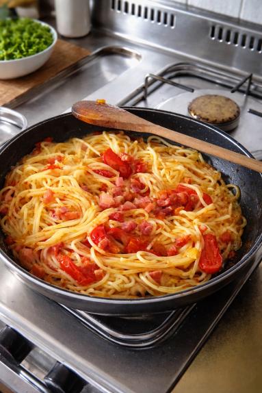Zdjęcie - Spaghetti z pancettą i czerwoną papryką - Przepisy kulinarne ze zdjęciami