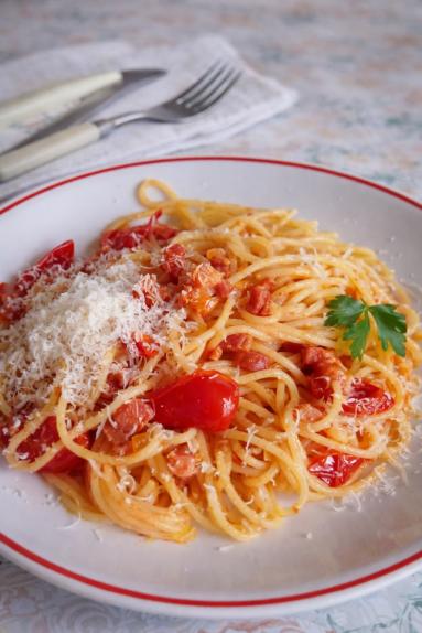 Zdjęcie - Spaghetti z pancettą i czerwoną papryką - Przepisy kulinarne ze zdjęciami