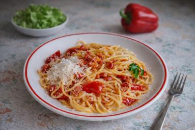 Zdjęcie - Spaghetti z pancettą i czerwoną papryką - Przepisy kulinarne ze zdjęciami