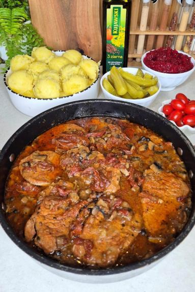 Zdjęcie - Schab w sosie z suszonymi pomidorami - Przepisy kulinarne ze zdjęciami