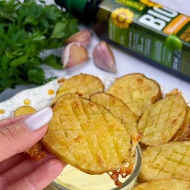 Zdjęcie - Pieczone ziemniaczki z domowym majonezem czosnkowym - Przepisy kulinarne ze zdjęciami