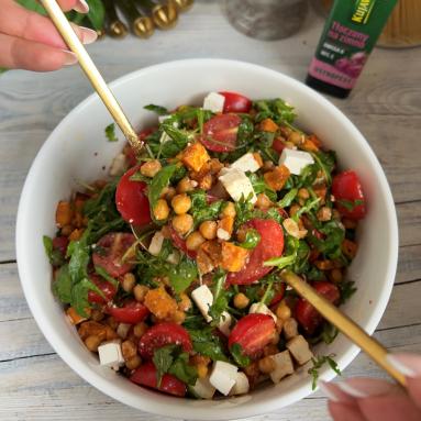 Zdjęcie - Sałatka z pieczonych batat&oacute;w i ciecierzycy - Przepisy kulinarne ze zdjęciami