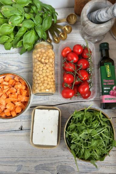 Zdjęcie - Sałatka z pieczonych batat&oacute;w i ciecierzycy - Przepisy kulinarne ze zdjęciami