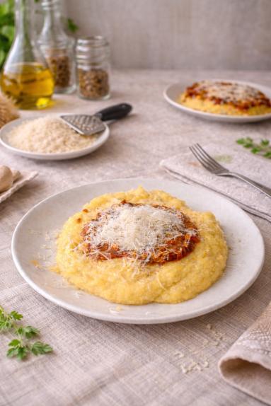 Zdjęcie - Polenta z sosem bolońskim - Przepisy kulinarne ze zdjęciami