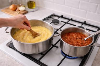 Zdjęcie - Polenta z sosem bolońskim - Przepisy kulinarne ze zdjęciami