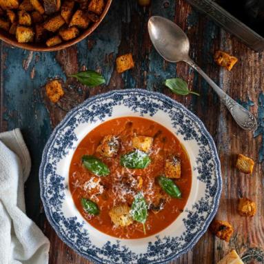 Zdjęcie - Zupa krem z pieczonych pomidor&oacute;w i papryki z grzankami - Przepisy kulinarne ze zdjęciami