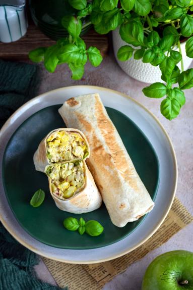 Zdjęcie - Tortilla z kurczakiem i jabłkiem - Przepisy kulinarne ze zdjęciami