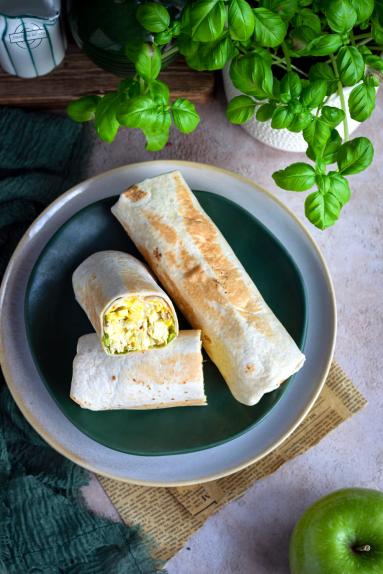Zdjęcie - Tortilla z kurczakiem i jabłkiem - Przepisy kulinarne ze zdjęciami