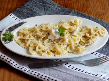 Zdjęcie: Makaron kokardki w kremowym sosie serowym Zdjęcie - Makaron kokardki w kremowym sosie serowym - Przepisy kulinarne ze zdjęciami