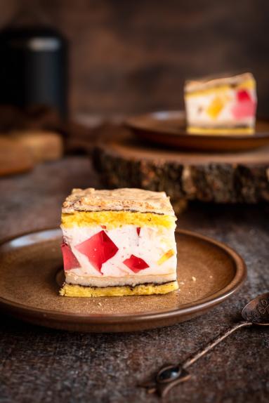 Zdjęcie: Ciasto żółtkowo-białkowe z masą z kwaśnej śmietany Zdjęcie - Ciasto żółtkowo-białkowe z masą z kwaśnej śmietany - Przepisy kulinarne ze zdjęciami