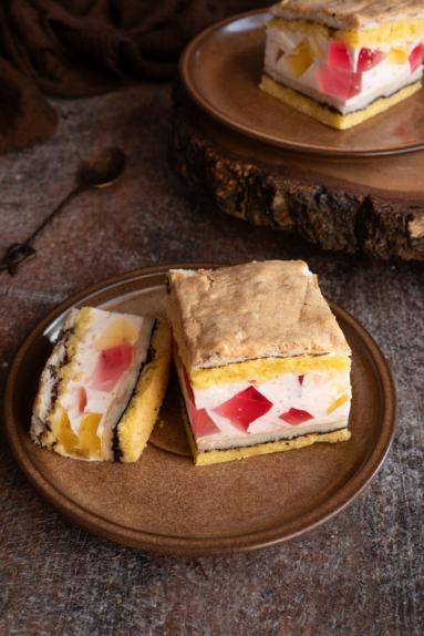 Zdjęcie - Ciasto ż&oacute;łtkowo-białkowe z masą z kwaśnej śmietany - Przepisy kulinarne ze zdjęciami