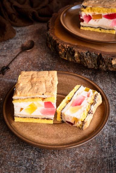 Zdjęcie - Ciasto ż&oacute;łtkowo-białkowe z masą z kwaśnej śmietany - Przepisy kulinarne ze zdjęciami