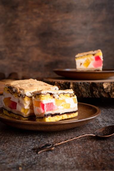 Zdjęcie - Ciasto ż&oacute;łtkowo-białkowe z masą z kwaśnej śmietany - Przepisy kulinarne ze zdjęciami