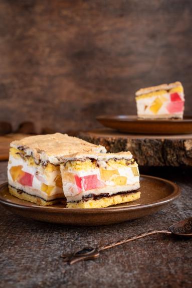 Zdjęcie - Ciasto ż&oacute;łtkowo-białkowe z masą z kwaśnej śmietany - Przepisy kulinarne ze zdjęciami