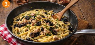 Zdjęcie: Spaghetti z tuńczykiem i oliwkami Zdjęcie - Spaghetti z tuńczykiem i oliwkami - Przepisy kulinarne ze zdjęciami