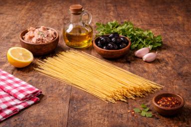 Zdjęcie: Spaghetti z tuńczykiem i oliwkami Zdjęcie - Spaghetti z tuńczykiem i oliwkami - Przepisy kulinarne ze zdjęciami