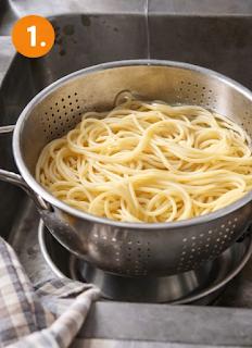 Zdjęcie: Spaghetti z tuńczykiem i oliwkami Zdjęcie - Spaghetti z tuńczykiem i oliwkami - Przepisy kulinarne ze zdjęciami