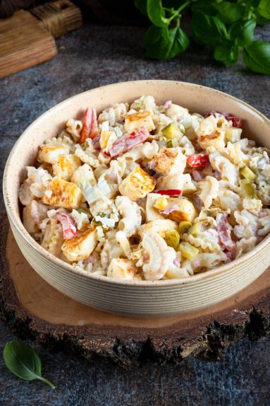 Zdjęcie - Sałatka makaronowa z halloumi - Przepisy kulinarne ze zdjęciami