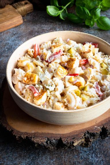 Zdjęcie - Sałatka makaronowa z halloumi - Przepisy kulinarne ze zdjęciami