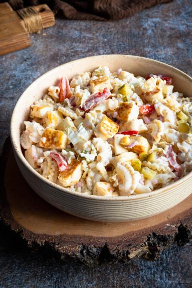 Zdjęcie - Sałatka makaronowa z halloumi - Przepisy kulinarne ze zdjęciami