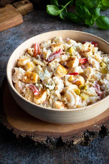 Zdjęcie - Sałatka makaronowa z halloumi - Przepisy kulinarne ze zdjęciami