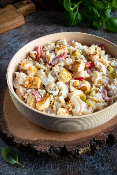 Zdjęcie - Sałatka makaronowa z halloumi - Przepisy kulinarne ze zdjęciami