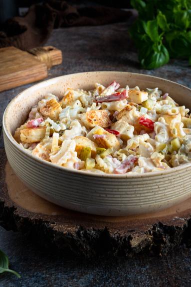 Zdjęcie - Sałatka makaronowa z halloumi - Przepisy kulinarne ze zdjęciami