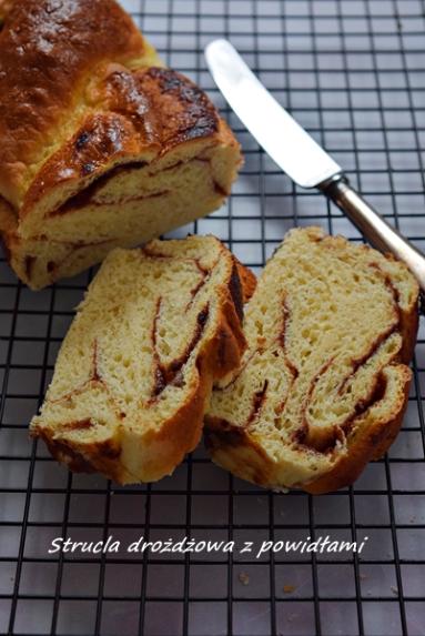 Zdjęcie - Śniadaniowa strucla drożdżowa z powidłami - Napiecyku - Przepisy kulinarne ze zdjęciami