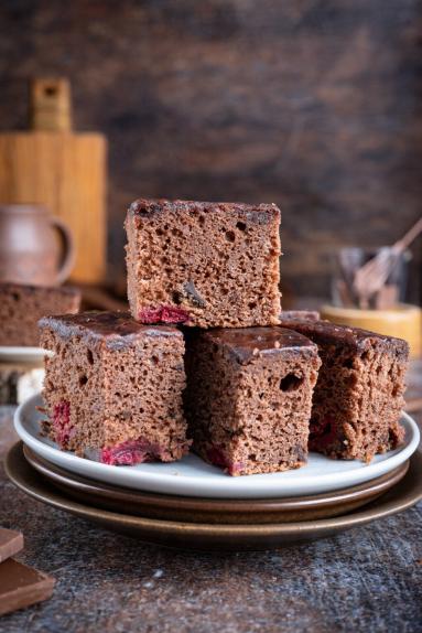 Zdjęcie: Wilgotny murzynek z wiśniówką Zdjęcie - Wilgotny murzynek z wiśniówką - Przepisy kulinarne ze zdjęciami