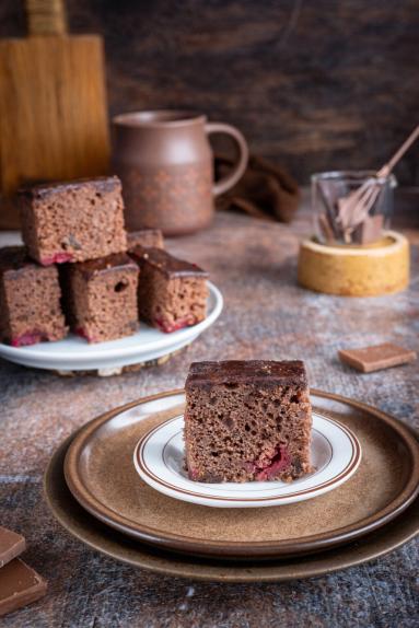 Zdjęcie - Wilgotny murzynek z wiśni&oacute;wką - Przepisy kulinarne ze zdjęciami