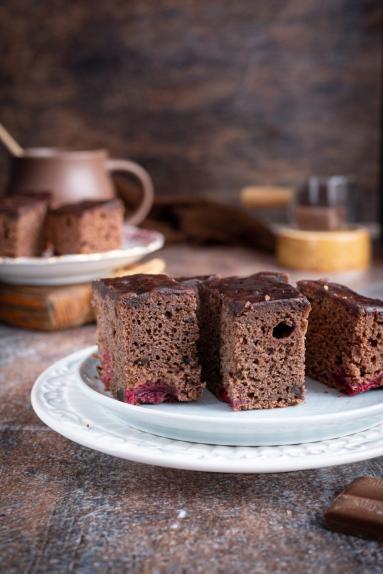 Zdjęcie - Wilgotny murzynek z wiśni&oacute;wką - Przepisy kulinarne ze zdjęciami