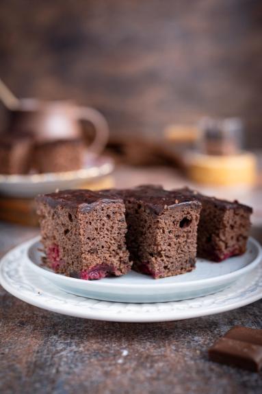 Zdjęcie - Wilgotny murzynek z wiśni&oacute;wką - Przepisy kulinarne ze zdjęciami