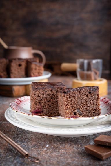 Zdjęcie - Wilgotny murzynek z wiśni&oacute;wką - Przepisy kulinarne ze zdjęciami