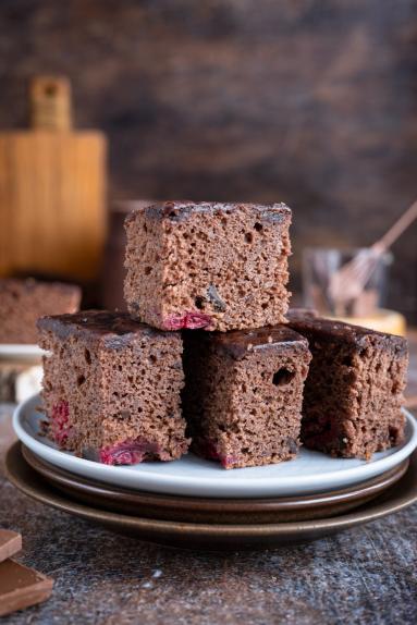 Zdjęcie - Wilgotny murzynek z wiśni&oacute;wką - Przepisy kulinarne ze zdjęciami