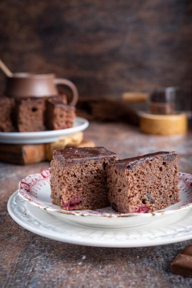 Zdjęcie - Wilgotny murzynek z wiśni&oacute;wką - Przepisy kulinarne ze zdjęciami