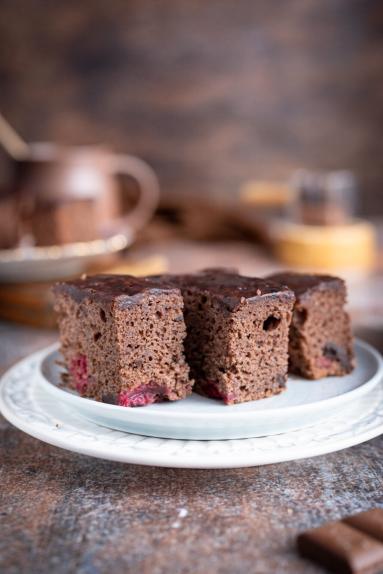 Zdjęcie - Wilgotny murzynek z wiśni&oacute;wką - Przepisy kulinarne ze zdjęciami