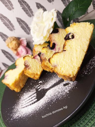 Zdjęcie - Sernik przygotowany w 5 minut z dw&oacute;ch kostek twarogu - Przepisy kulinarne ze zdjęciami