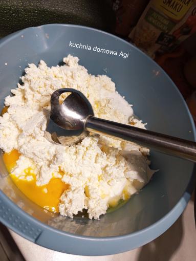 Zdjęcie - Sernik przygotowany w 5 minut z dw&oacute;ch kostek twarogu - Przepisy kulinarne ze zdjęciami