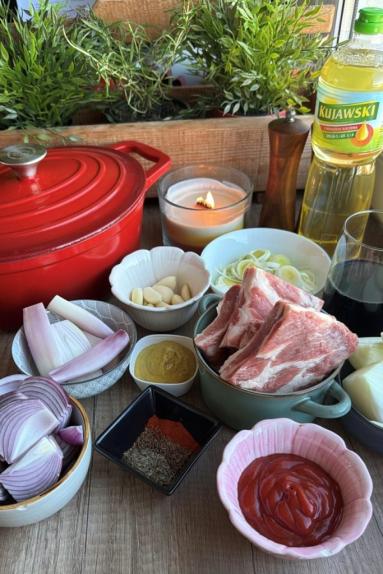 Zdjęcie: Żeberka pieczone na cebulowej kołderce Zdjęcie - Żeberka pieczone na cebulowej kołderce - Przepisy kulinarne ze zdjęciami