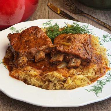 Zdjęcie: Żeberka pieczone na cebulowej kołderce Zdjęcie - Żeberka pieczone na cebulowej kołderce - Przepisy kulinarne ze zdjęciami